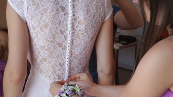 družička vázání luk na svatební šaty - Záběry, video