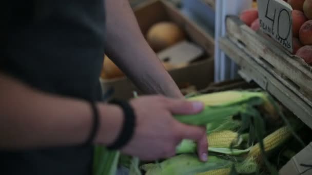 Man buys corn at a vegetable market in the day - Video, Çekim