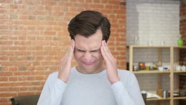 У молодого отчаявшегося человека головная боль, стресс от фрустрации
 - Кадры, видео