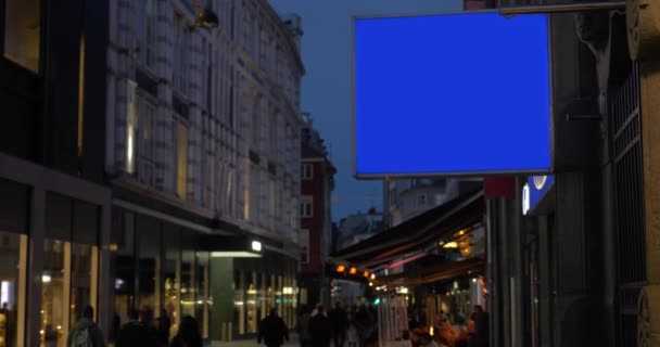 Banner publicitário em branco na rua noturna
 - Filmagem, Vídeo