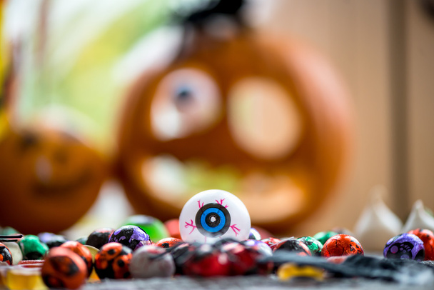 Plastová oka a sladkosti s dýně Jack-o lucernou  - Fotografie, Obrázek