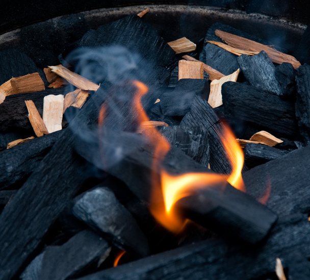 Flamme et charbon de bois
 - Photo, image