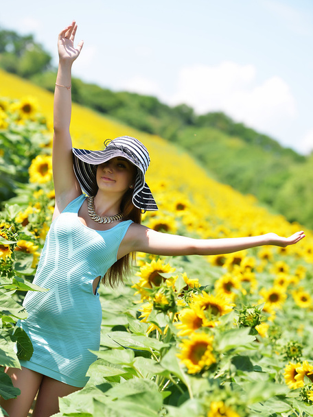 κορίτσι Ισπανόφωνος κρατώντας ένα ηλιοτρόπιο  - Φωτογραφία, εικόνα