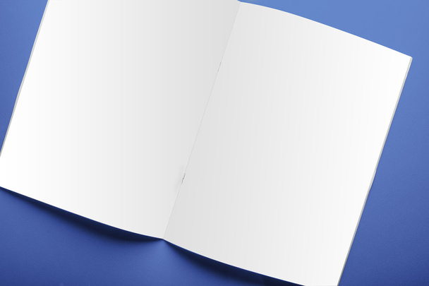 Plantilla de portada de revista en blanco aislada sobre fondo azul
 - Foto, imagen