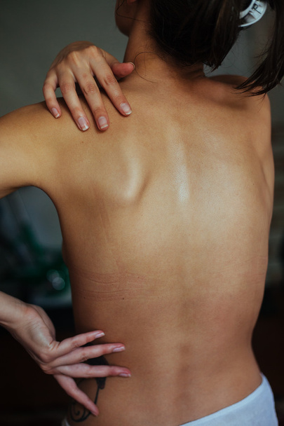 Жінка страждає від болю в шиї
 - Фото, зображення