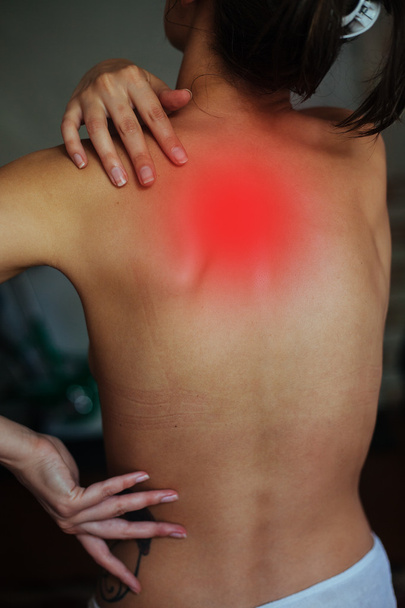 Mulher que sofre de dor no pescoço
 - Foto, Imagem