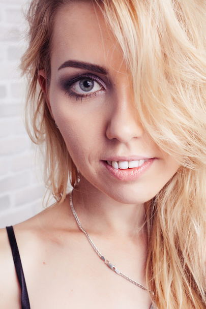 portrét mladé krásné usměvavá dívka s blond kudrnaté vlasy - Fotografie, Obrázek