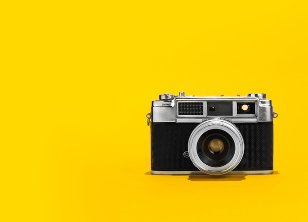 Caméra à film analogique rétro sur fond jaune
 - Photo, image