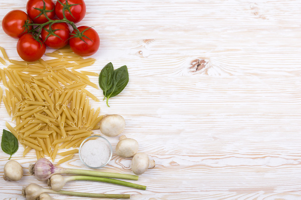 Ingrediënten. Tomaten, pasta's, knoflook, basilicum, champignon en zout. - Foto, afbeelding