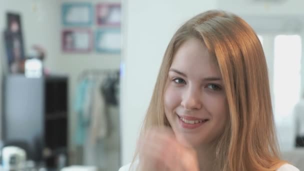The girl without make up smiling at a beauty salon - Záběry, video