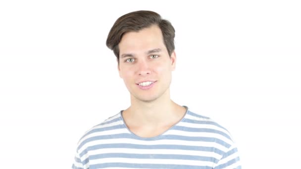 νεαρός άνδρας χαμογελώντας απομονωθεί σε λευκό φόντο - Πλάνα, βίντεο