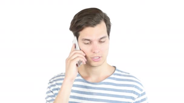 Atractivo joven riendo hablando por teléfono, fondo blanco aislado
 - Metraje, vídeo
