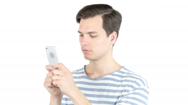 Jonge man typen e-mail, sms, massage op de slimme telefoon, geïsoleerde witte achtergrond - Video