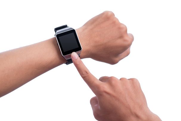 męskie dłonie przy użyciu inteligentny zegarek  - Zdjęcie, obraz