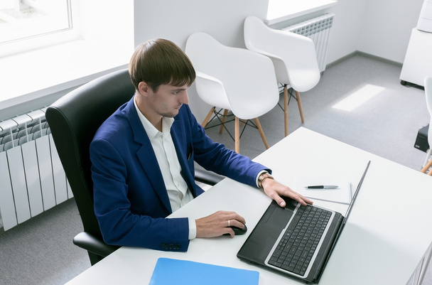 Man with a laptop in the office - Valokuva, kuva