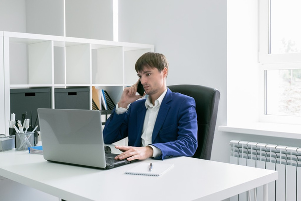 Mann mit Laptop im Büro - Foto, Bild
