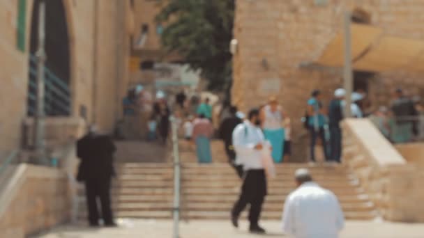 Hämärtynyt anonyymi joukko ihmisiä kävelee kadulla Jerusalemin vanhassa kaupungissa Israel
 - Materiaali, video
