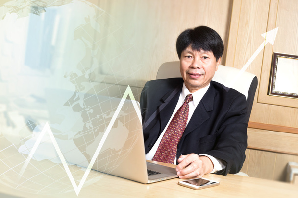бізнесмен азіатський менеджер старший вік сидить на столі виглядає елегантно
 - Фото, зображення