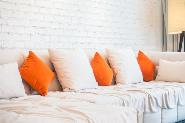 Beyaz kanepe yastık  - Fotoğraf, Görsel