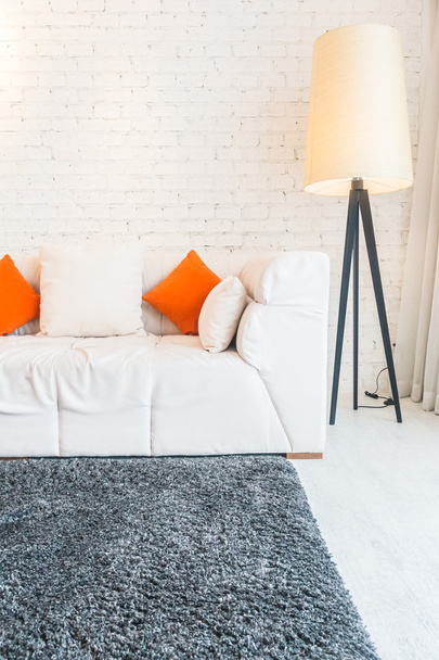 Подушка на белом диване
  - Фото, изображение