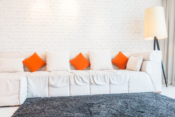 A fehér kanapé párna  - Fotó, kép