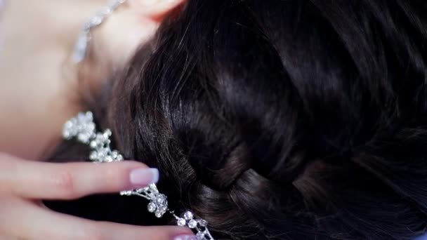 Bride touches decor in her hair - Footage, Video
