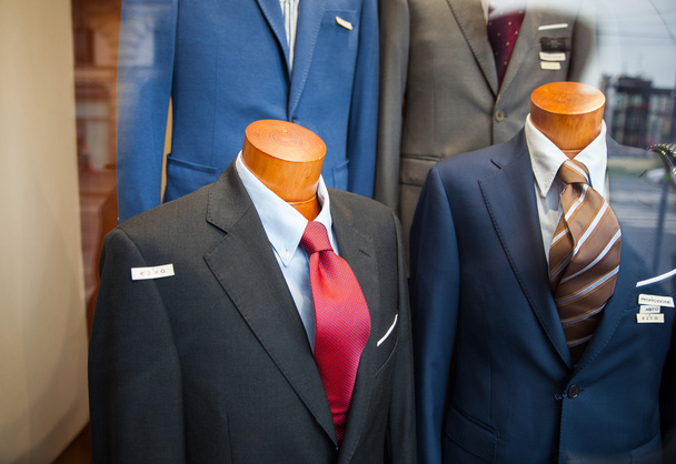 Ανδρικό κοστούμι στο κατάστημα ρούχων - Φωτογραφία, εικόνα