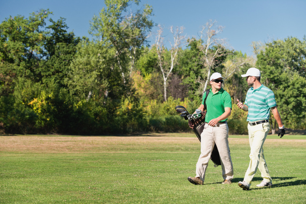 mannelijke golfspelers vrienden op golfbaan - Foto, afbeelding