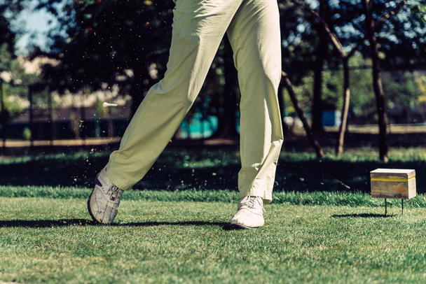 Παίχτης του γκολφ στα πόδια κατά τη διάρκεια της ταλάντευσης - Φωτογραφία, εικόνα