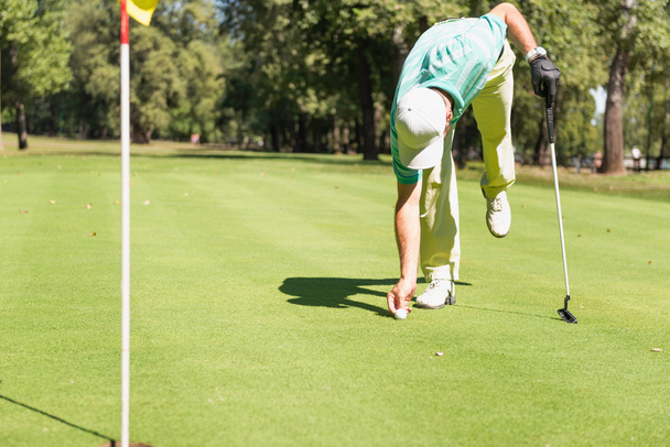 Golfer setzt Marker - Foto, Bild
