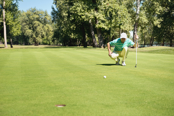 Golfprofi bereitet sich auf Spiel vor - Foto, Bild