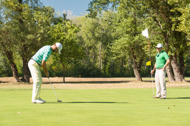 erkek golfçüler arkadaş oynarken  - Fotoğraf, Görsel