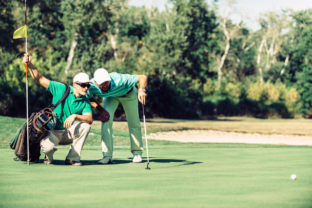 golfistas masculinos charlando
  - Foto, Imagen