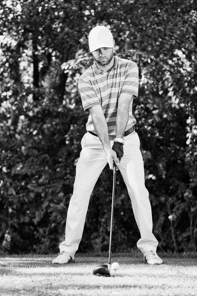 Golfista pronto a tee off
 - Foto, immagini