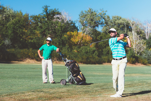 golfistas masculinos durante o jogo
 - Foto, Imagem