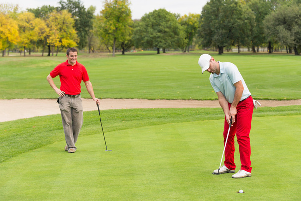 golfeurs masculins sur putting green
 - Photo, image
