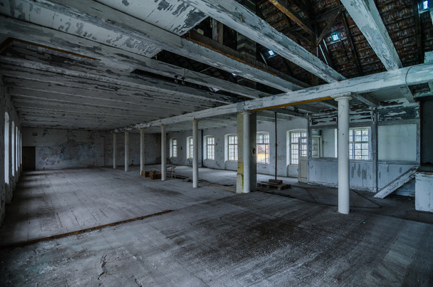 viejos salones de fábrica vacíos
 - Foto, imagen