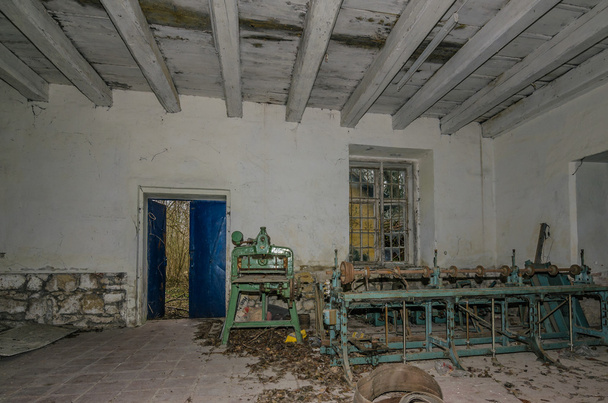 telares de tejido en la antigua fábrica
 - Foto, imagen