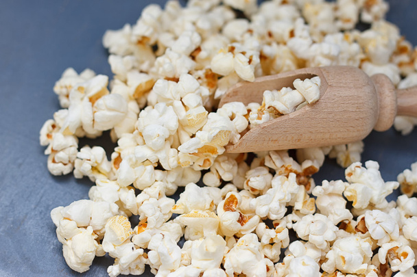 popcorn a malé dřevěné špachtle - Fotografie, Obrázek