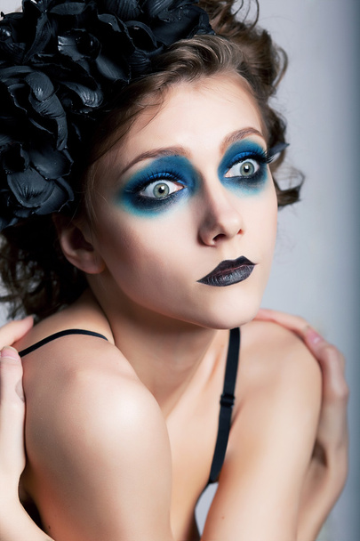 theatrale stijl - actrice vrouw met blauwe make-up - Foto, afbeelding