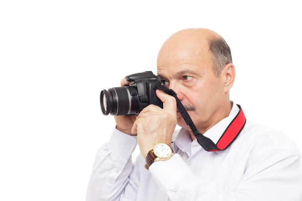 starší muž se snaží porozumět nastavení komplexní kamery - Fotografie, Obrázek