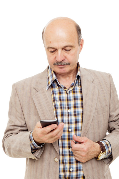 telefonda sms okurken ya da yazarken bir karmaşa elbiseli yaşlı adam - Fotoğraf, Görsel