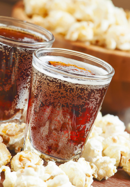 Caramel popcorn and cola in a glasses - Foto, Imagem