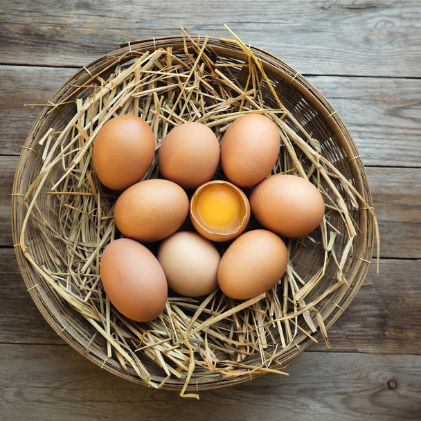 eieren op houten tafel - Foto, afbeelding