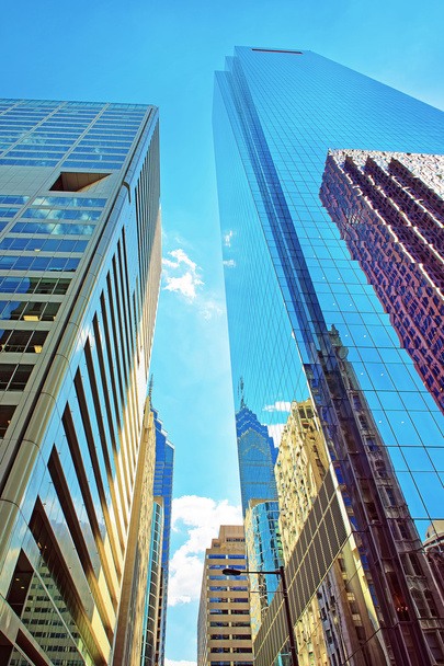 Vista de baixo para cima para arranha-céus refletidos em vidro na Filadélfia
 - Foto, Imagem