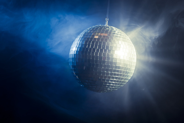 disco bal met licht die stralen worden - Foto, afbeelding