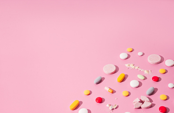 concept theme.bright pills on pink background - Foto, immagini