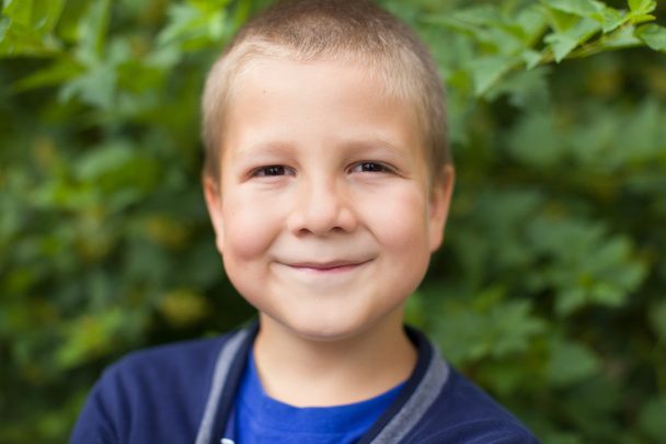 Portrait of a boy in nature - Foto, Bild