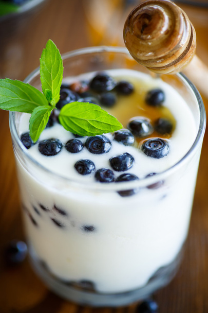 sweet homemade yogurt with blueberries and honey - Valokuva, kuva