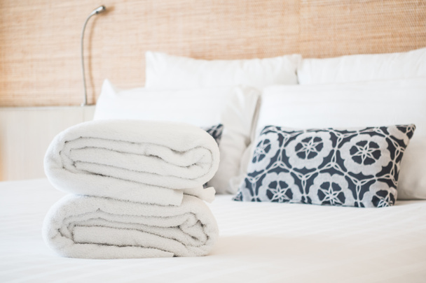 Handtuch auf Bettdekoration - Foto, Bild